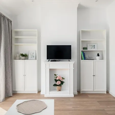 White Elegance With Ac & Free Garage By Renters